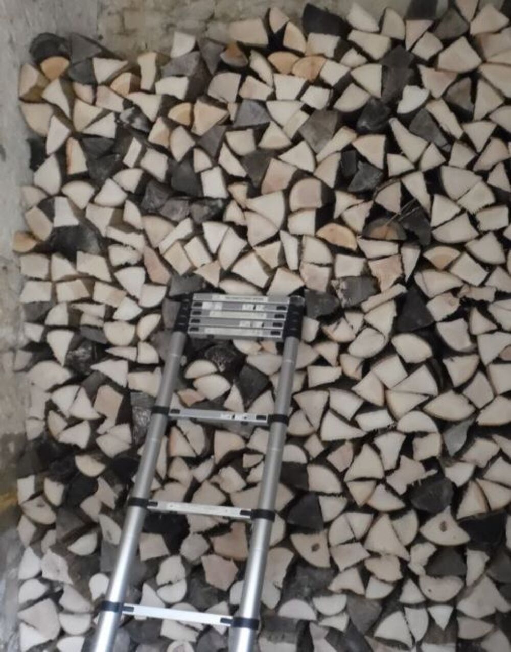Bois de chauffage sec pr&ecirc;t &agrave; br&ucirc;ler Bricolage