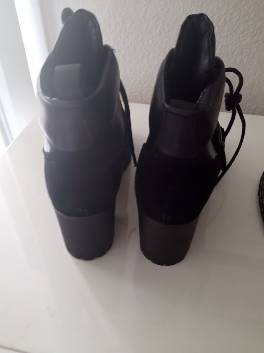 chaussures neuf Pointure 36 couleur noir jamais port&eacute; marque th&eacute; loo Chaussures