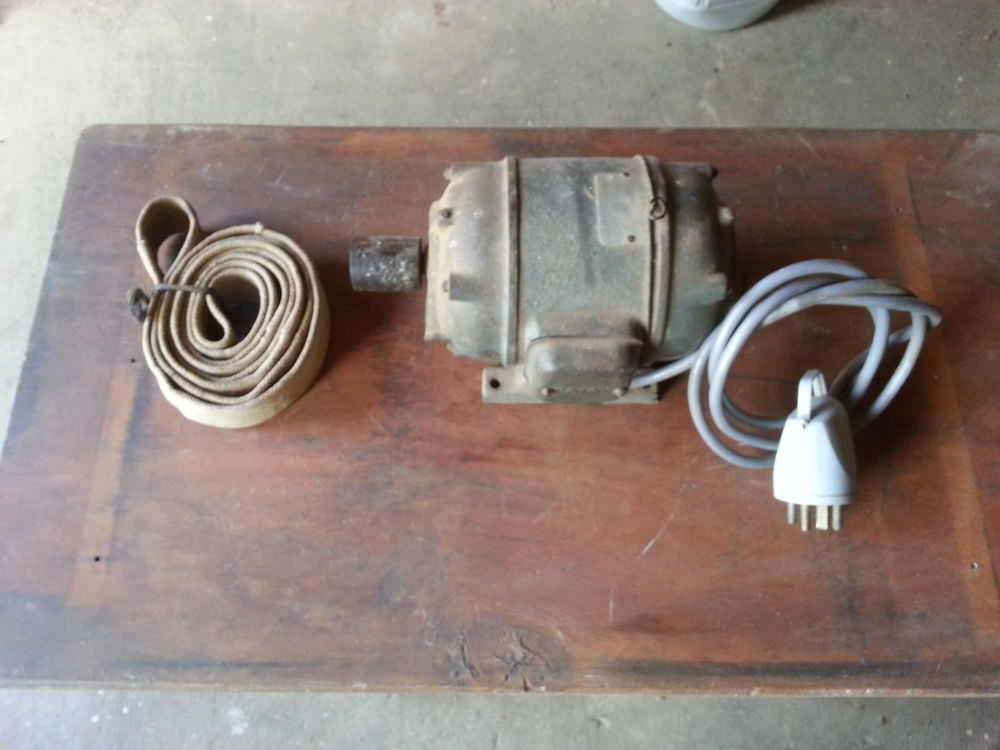Moteur &eacute;lectrique triphas&eacute; 1500 t, avec courroie, TB &eacute;tat Bricolage