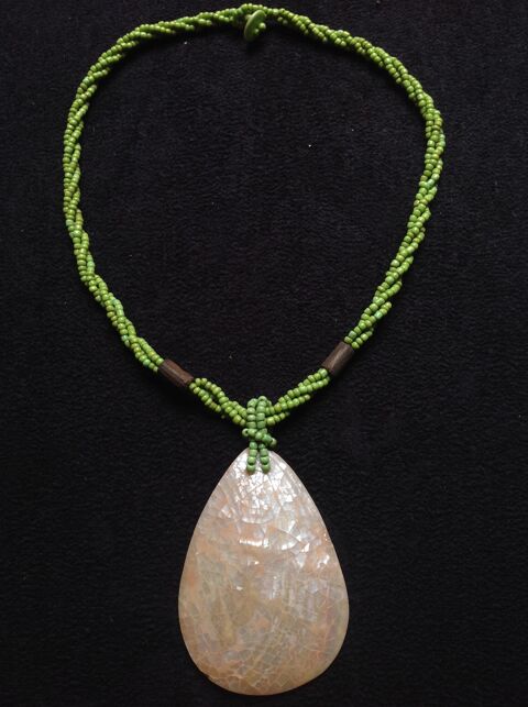 COLLIER PERLES VERTES BOIS & PENDENTIF NACRE Envoi Possible
9 Tr�gunc (29)