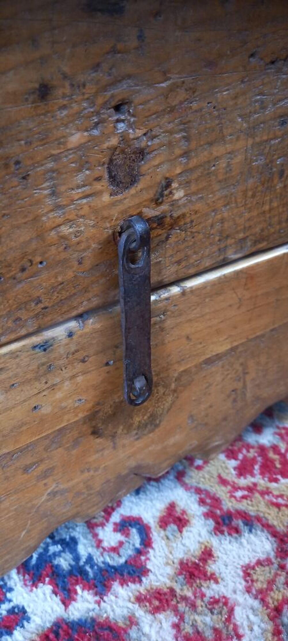 Table basse chinoise ancienne Kang en orme XIXe si&egrave;cle 