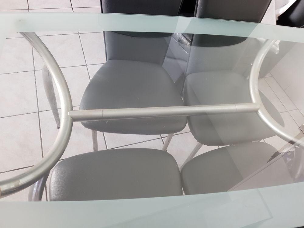 Table et ses 4 chaises Meubles