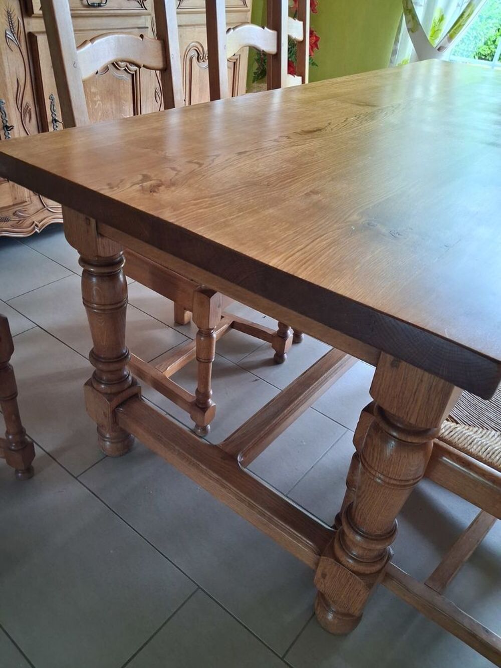 Table salle &agrave; manger + 8 chaises Meubles