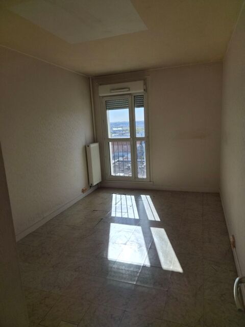   Bonjour 1 chambre non meublée dans grand F3 Appartement - 5 pièce(s) - 10 m²