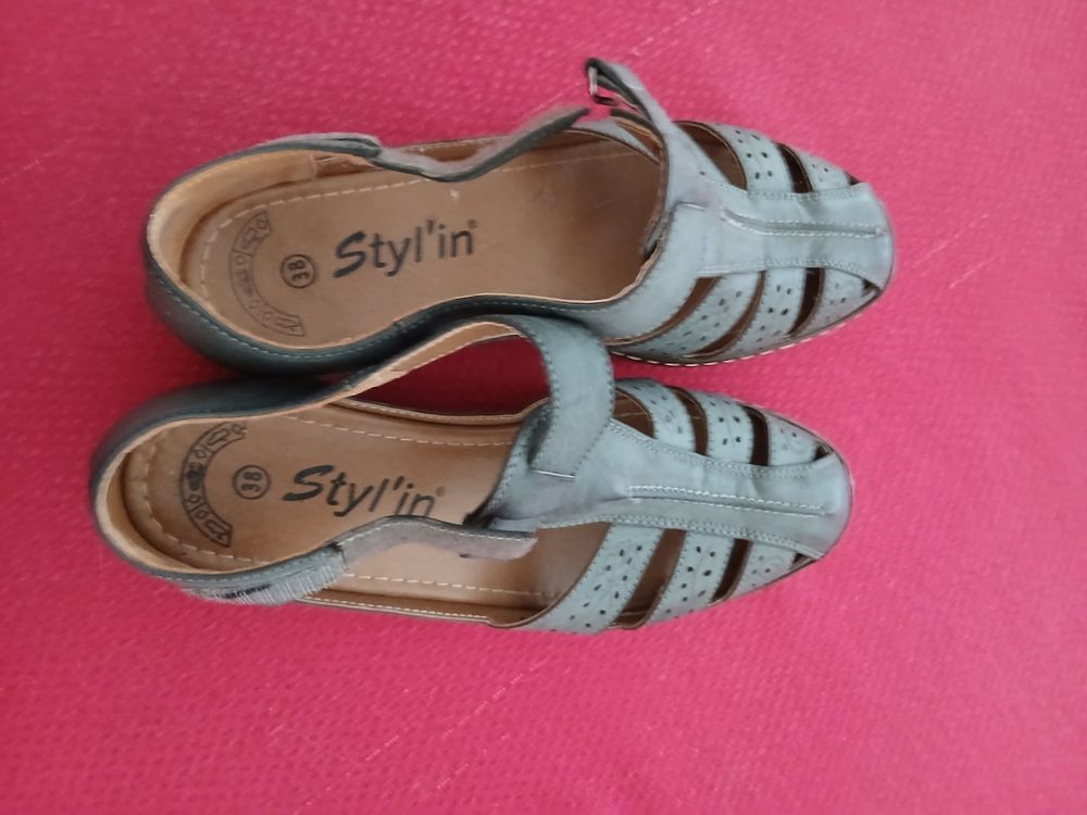 Une paire de chaussures d'&eacute;t&eacute; Femme Chaussures