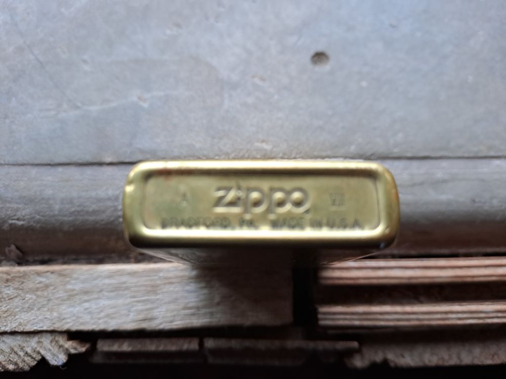 zippo grav&eacute; 