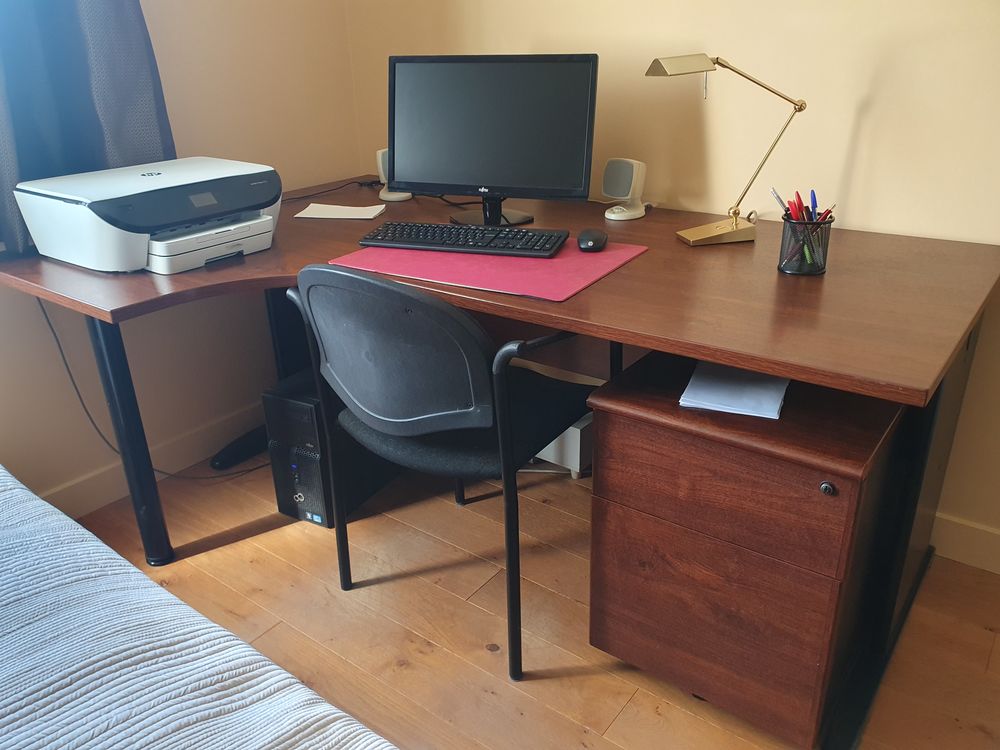 bureau avec caisson. Décoration