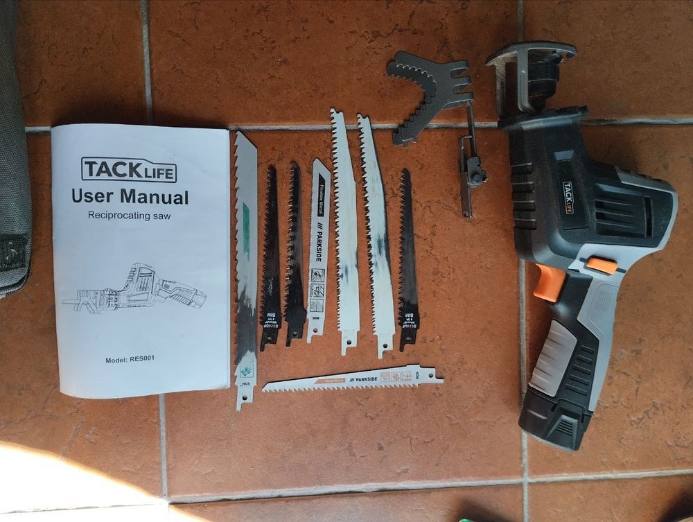 Scie sabre portative 12V Tacklife Bricolage