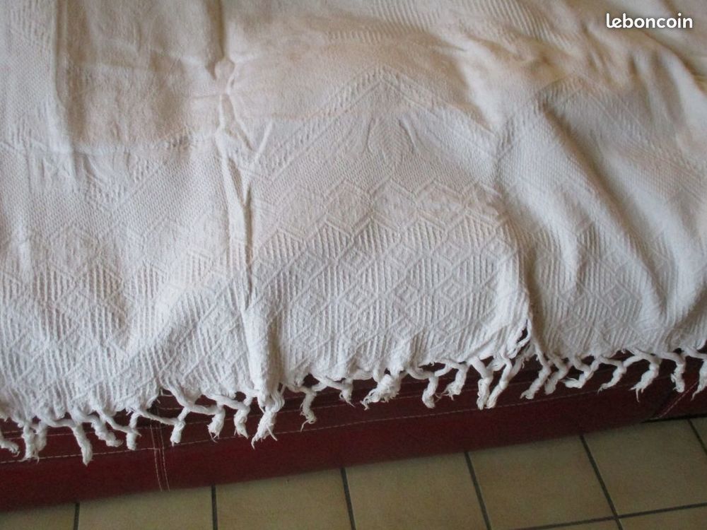 Couvre lit &agrave; franges blanc 1 m 80 x 1 m 30 bon &eacute;tat Meubles