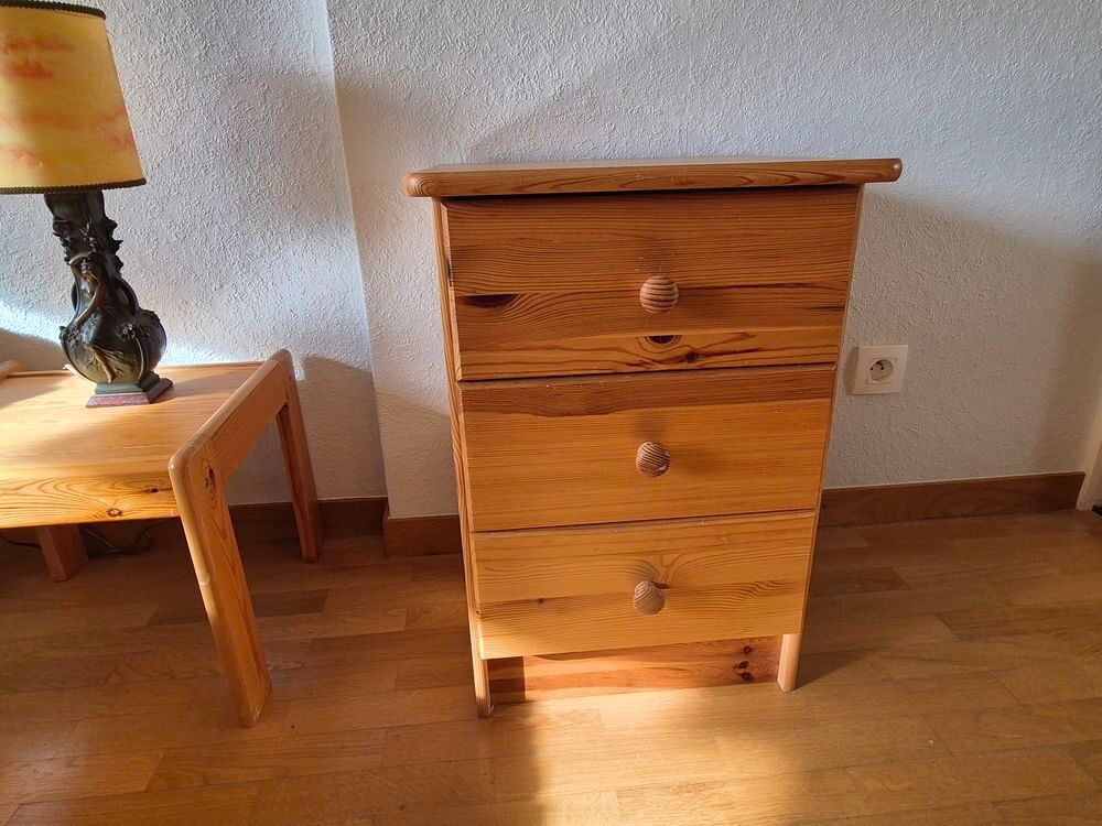 Lit 140 x 190 avec 2 chevets + commode pin massif Meubles