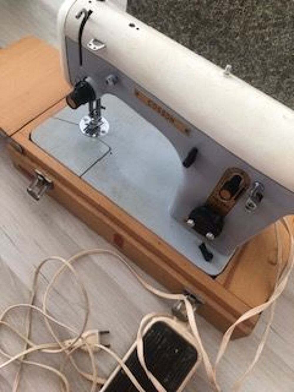 une machine Cosson ancienne, zig zag type 20C 