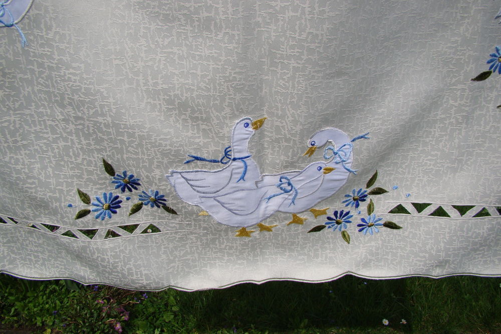 Nappe &agrave; th&eacute; brod&eacute;e d&eacute;cor d'oies vintage Décoration