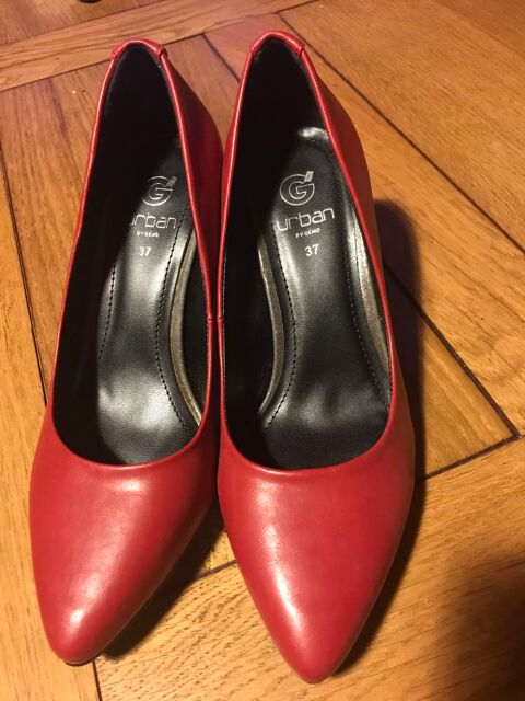 Jolis escarpins neufs, en mati�re synth�tique rouge.
6 Pioussay (79)