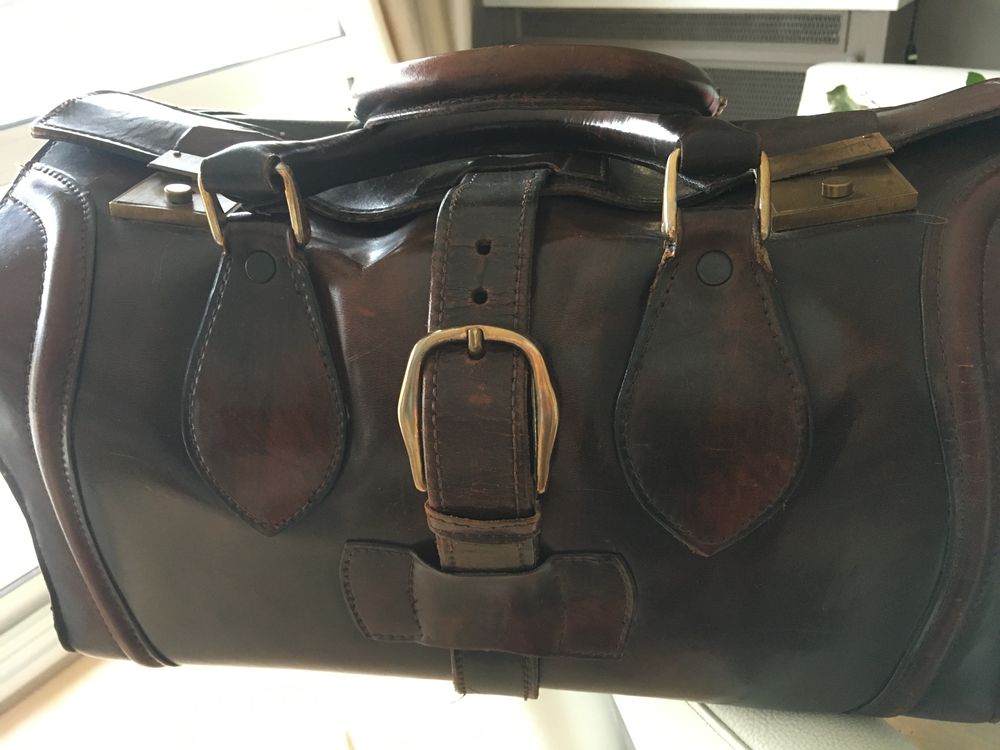 Sac de voyage vintage en cuir sign&eacute; C&Eacute;LINE Paris; Maroquinerie
