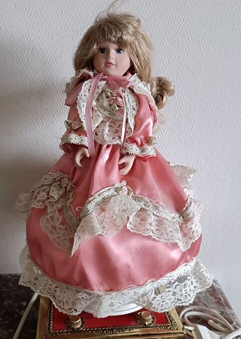 Poupée lampe de chevet, tête et corps en porcelaine
15 Montauban (82)