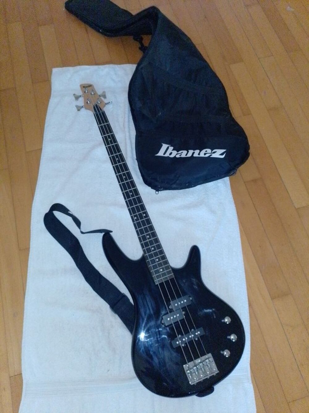 Basse Ibanez soundgear + housse ampli gr&eacute;sille bsa 10 Instruments de musique