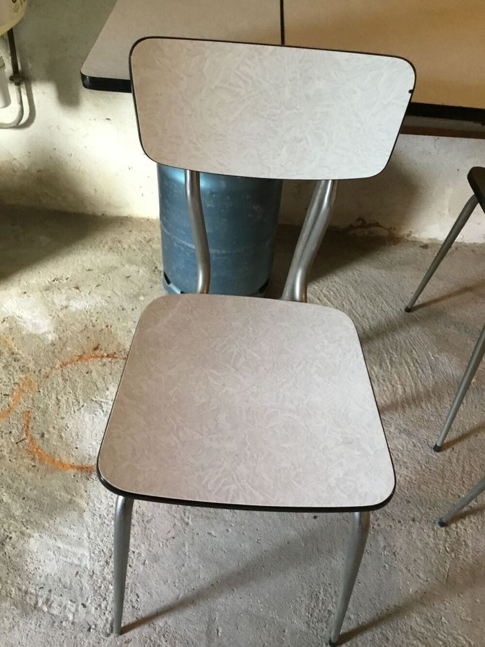 Table + 4 chaises + 1 tabouret formica Meubles