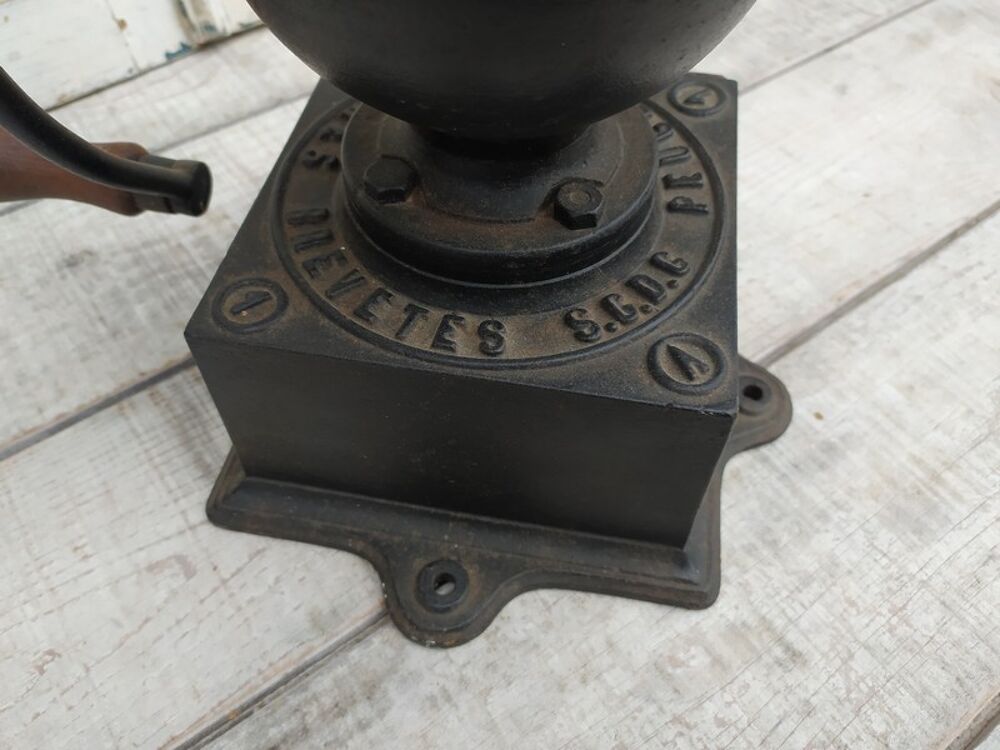 Ancien Moulin &agrave; Caf&eacute; de Comptoir Peugeot Fr&egrave;res A1. Décoration