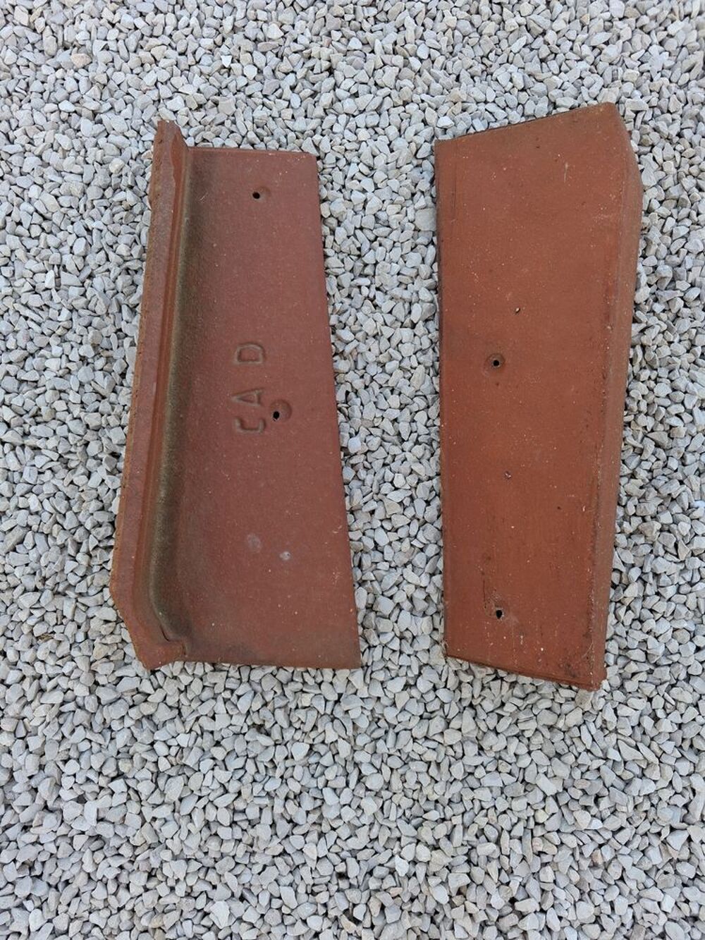 Tuiles de rives droite et gauche pour tuiles CASTEL.
Bricolage