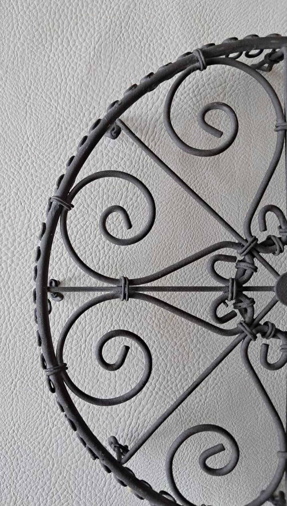dessous de plat ou de pot de fleur en dentelle de fer patin&eacute; Décoration