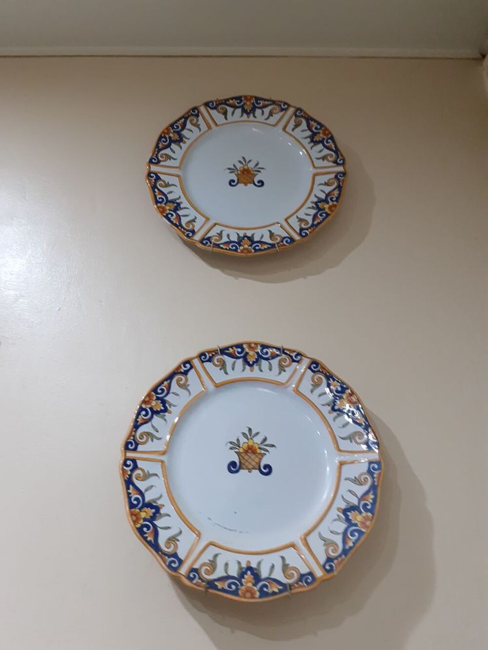ENSEMBLE 2 ASSIETTES ET PLAT ANCIENS DECOR ROUEN Décoration