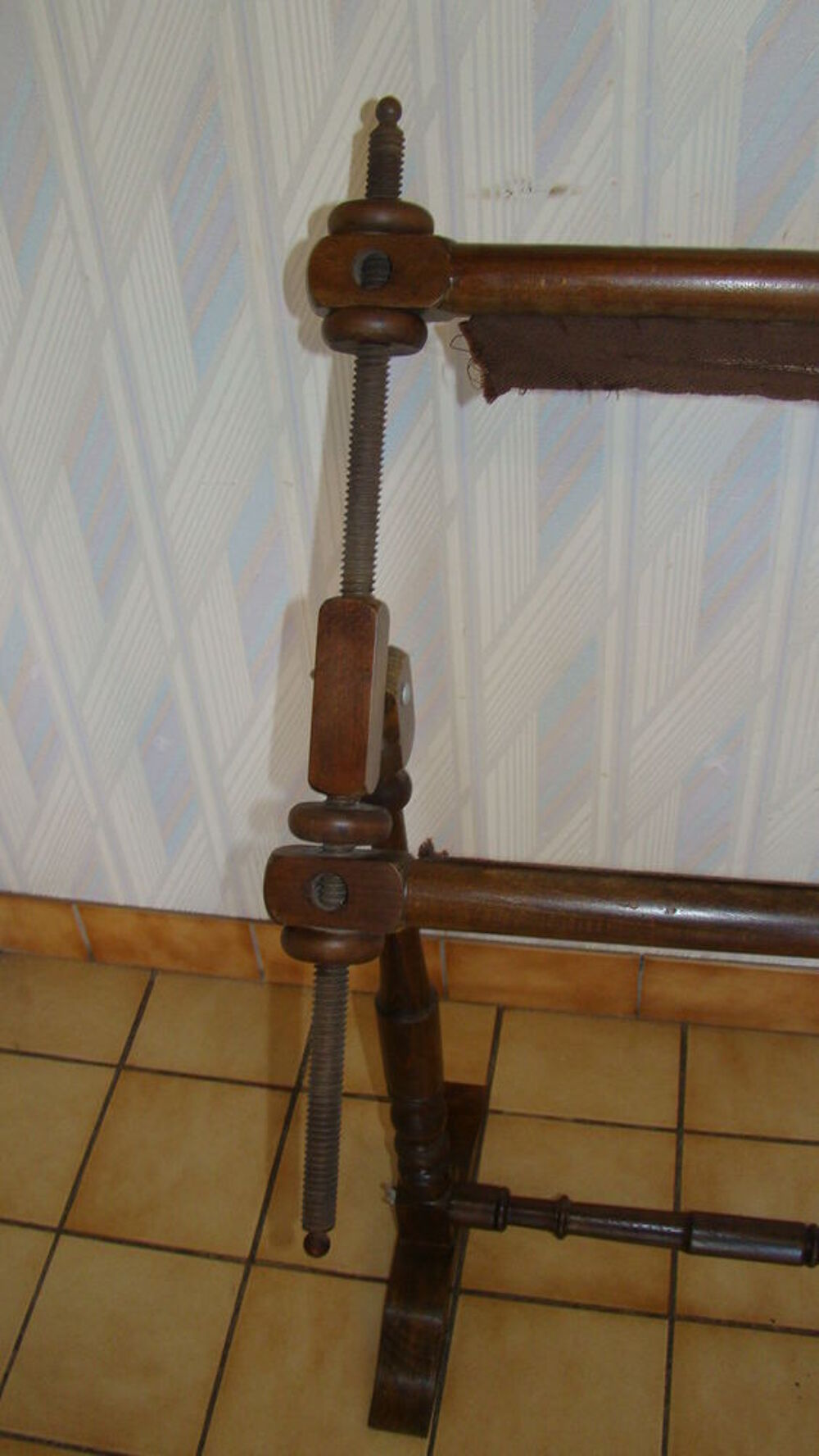 M&eacute;tier &agrave; tapisserie en bois vintage
Décoration