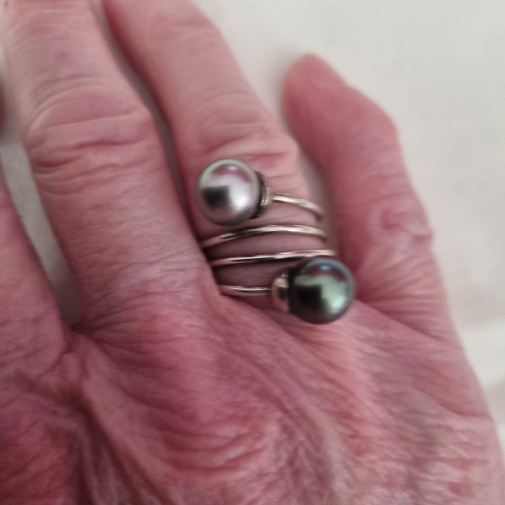 Belle bague en argent avec deux perle de Tahiti Bijoux et montres