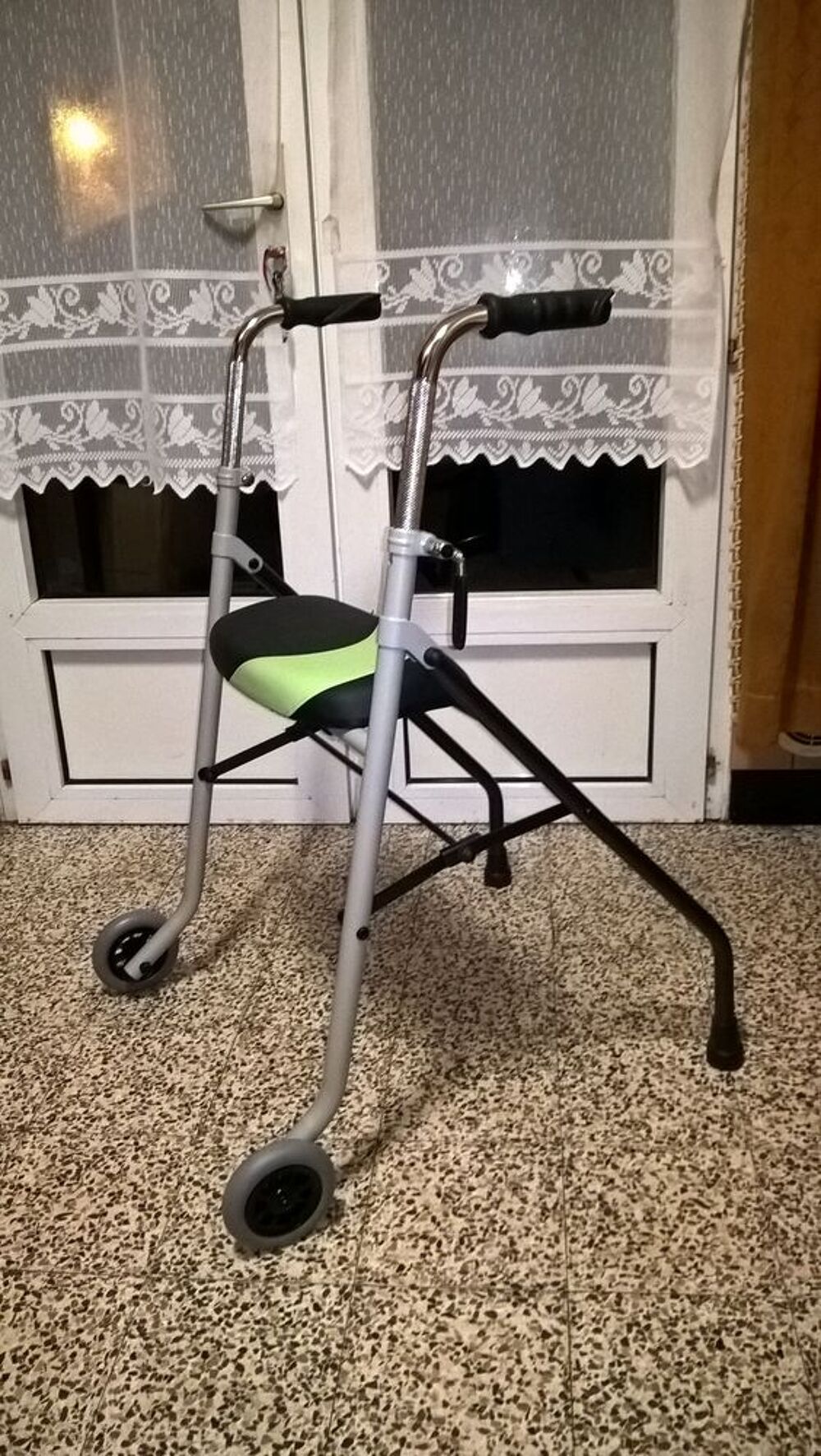 D&eacute;ambulateur INVACARE ACTIO 2. Sports