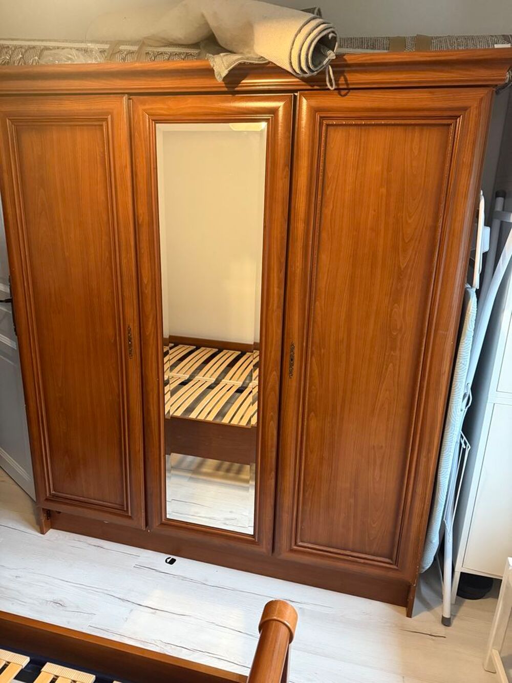 armoir imitaion merisier (prix negociable) Meubles