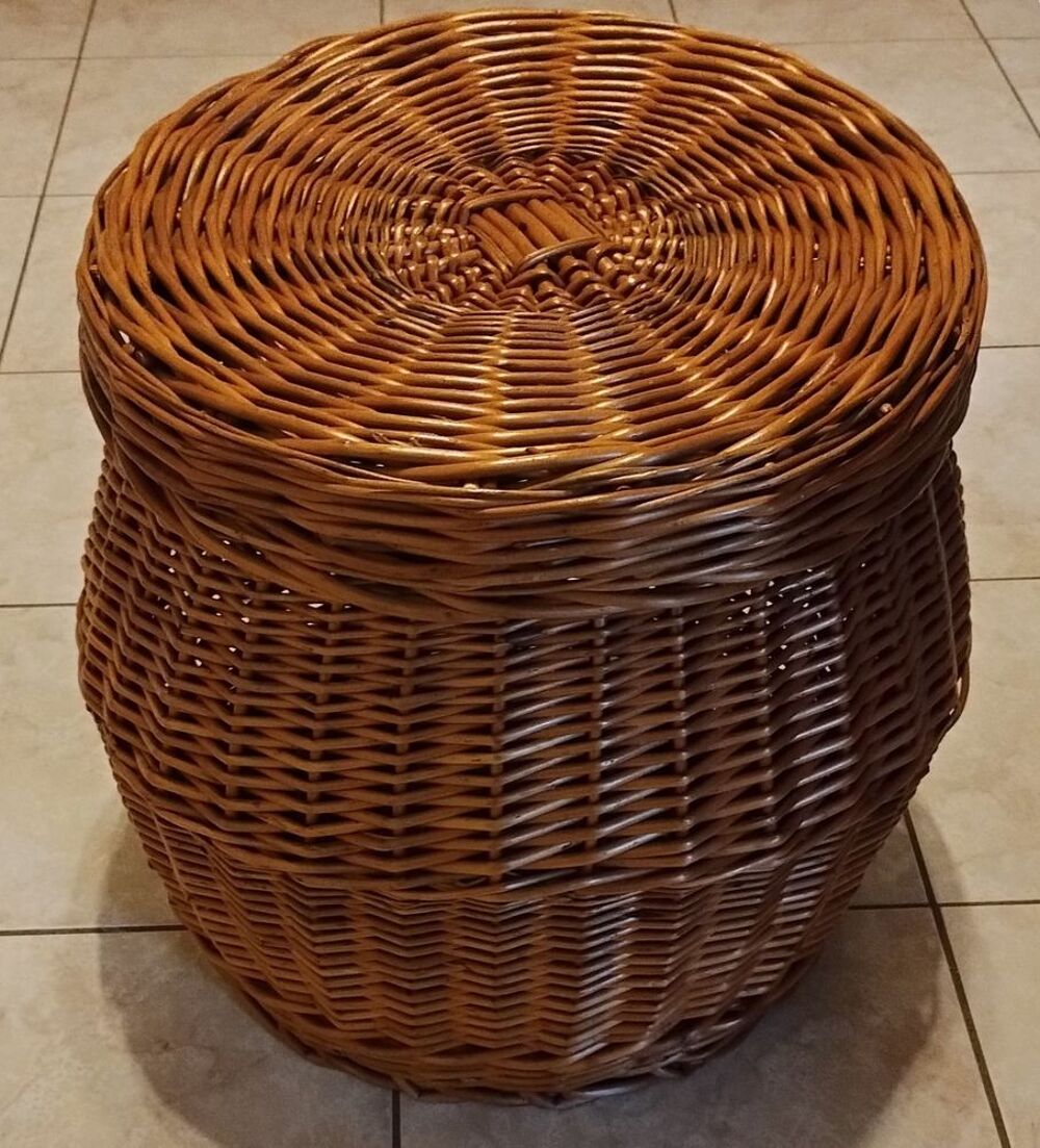 Grande pani&egrave;re en osier ou coffre &agrave; linge avec couvercle Décoration
