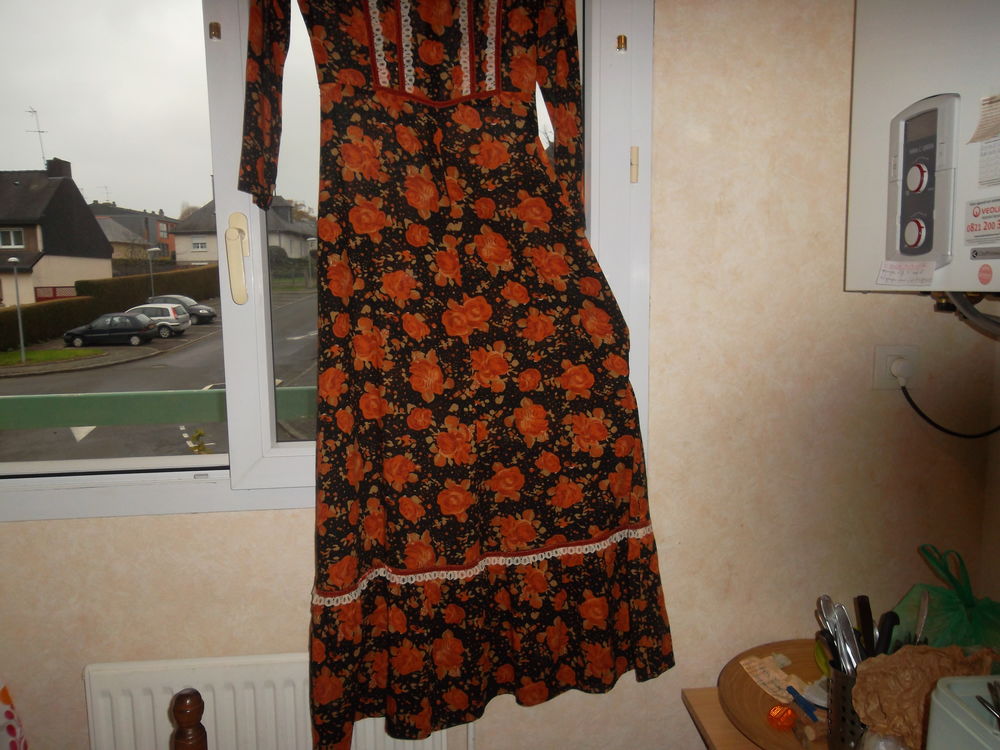 robe longue tissu l&eacute;ger et dentelle (manches longues) Vêtements