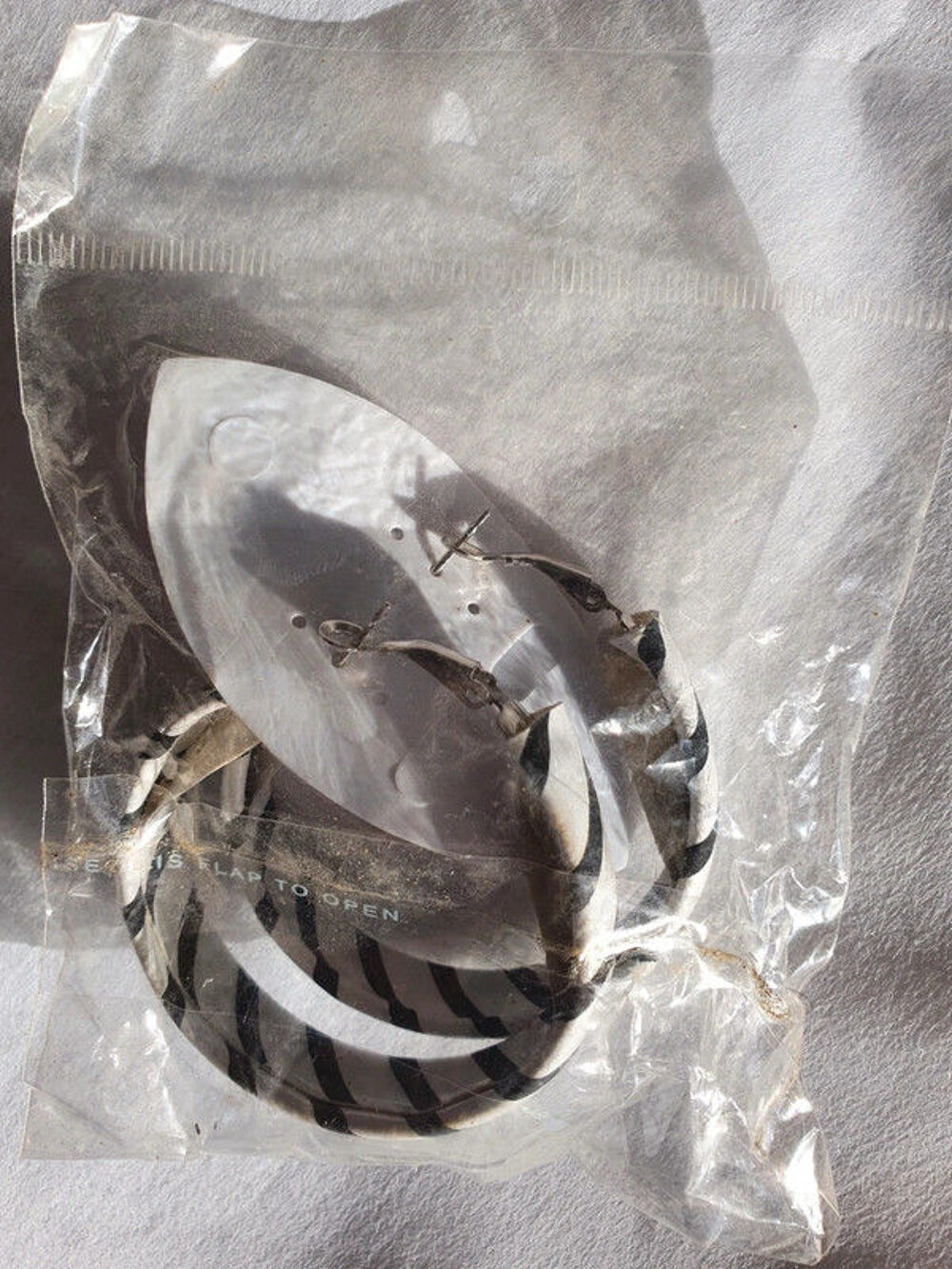 boucles d'oreille anneaux - noir et blanc
Bijoux et montres