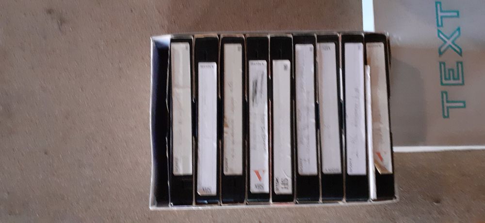 Lot de 38 cassettes VHS enregistr&eacute;es dont Titanic Photos/Video/TV