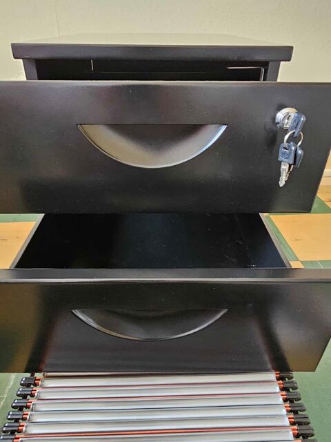 Meuble+� +roulettes.+Deux+tiroirs+et+un+grand+tiroir+pour+ranger+des+documents.+Longueur+50+cm+.+Largeur+39,5+cm.+Hauteur+70+cm 40 Morhange (57)