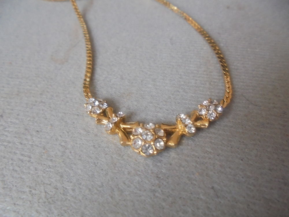 collier et trass , m&eacute;tal dor&eacute; et trass stranparentes, Bijoux et montres