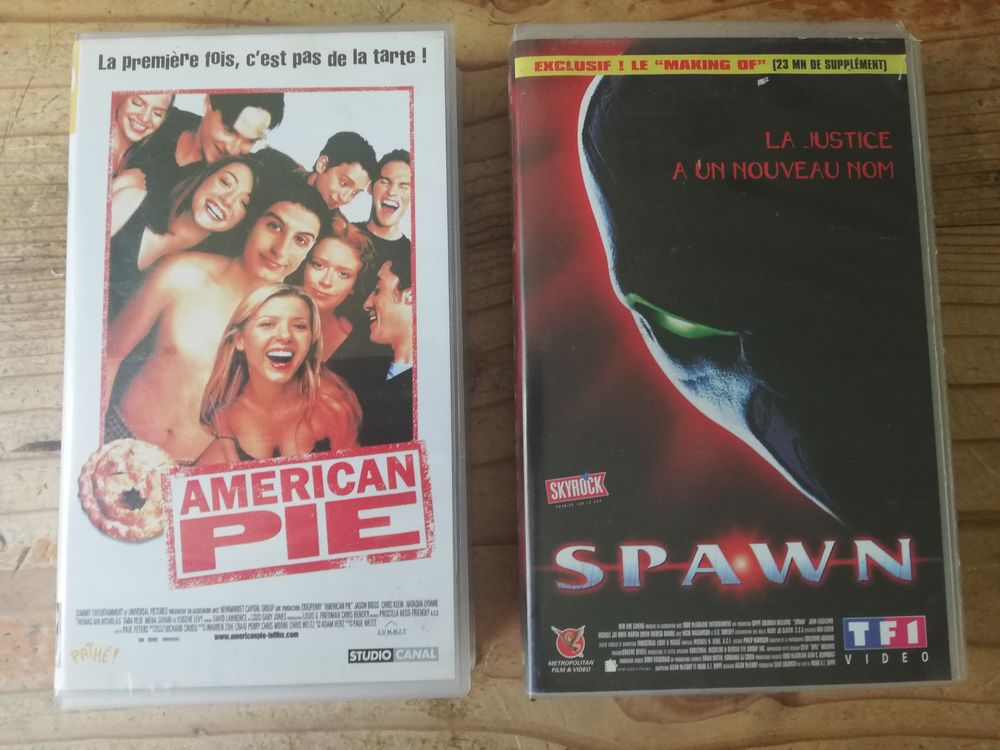 Lot de 2 DVD, 2 film en VHS et un pack de jeux PC emball&eacute; Photos/Video/TV