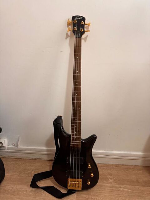 Guitare basse éléctrique noir Paris 18 (75)