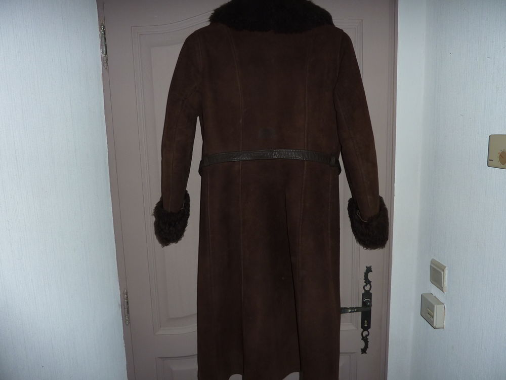 MANTEAU FEMME 40/42. mouton retourn&eacute; belle peau
Vêtements