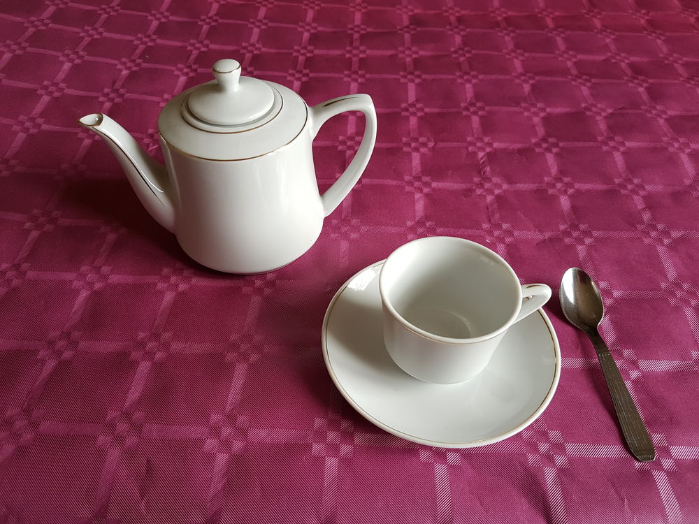 Service porcelaine 4 tasses, sous_tasses, cuill&egrave;res et 1 pot Cuisine