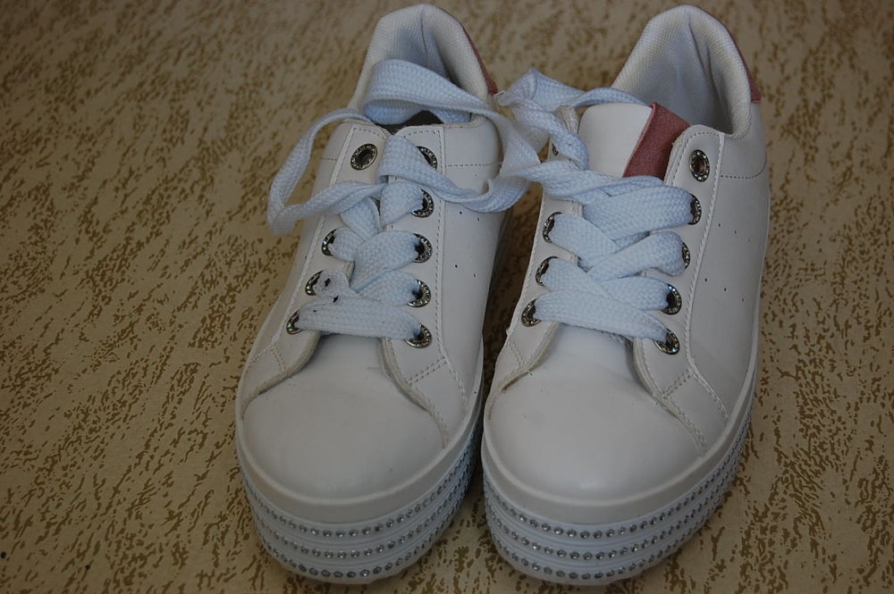 Baskets blanches et " strass " fantaisie pointure 38 Chaussures