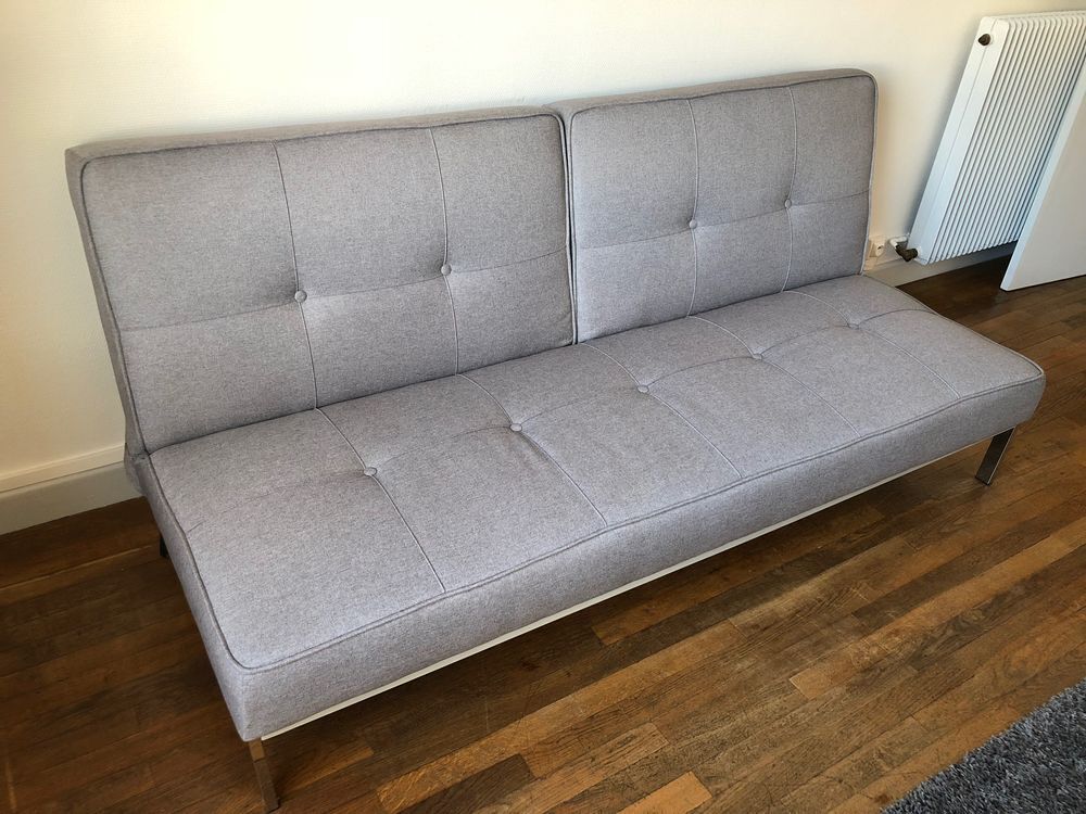 &Agrave; vendre,
Banquette clic clac de couleur grise. Meubles