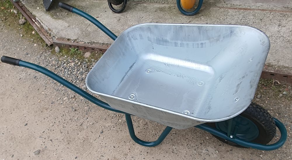 6 choix de BROUETTES + Vente de Roue increvable ou Gonflables et des PNEUS de brouette + des PELLES Bricolage