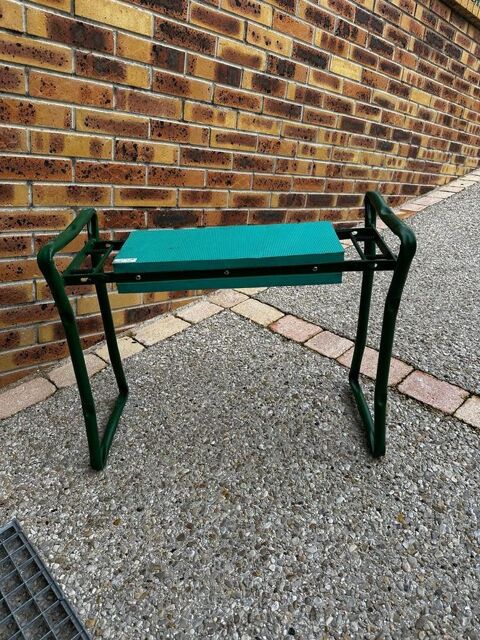 Tabouret pliable de jardinage. 18 Courcy (51)