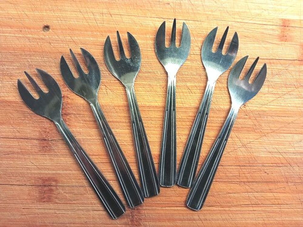 6 assiettes &agrave; huitres et 6 fourchettes Cuisine