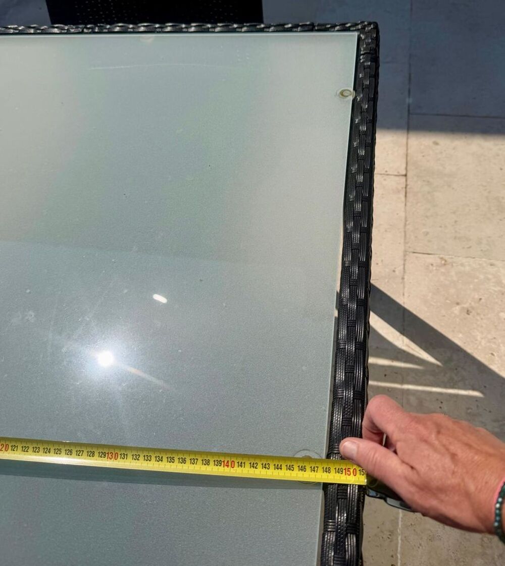 table SANS LES CHAISES en verre et osier Meubles