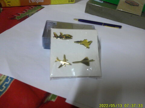 LOT  de (  4 )  PIN' S  -     AVIONS   15 Nontron (24)