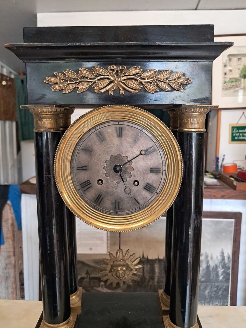 Pendule Napol&eacute;on III ancienne, en acajou noirci Décoration
