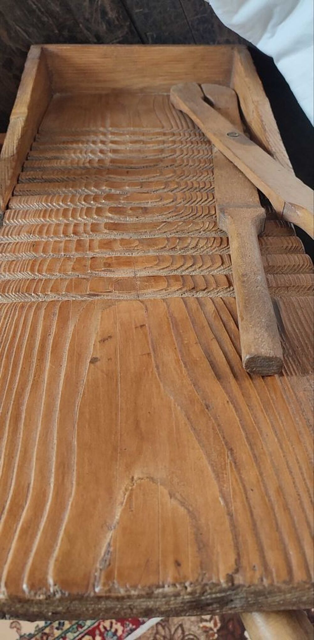 Cuvier ancien en bois et son ensemble de buanderie complet 