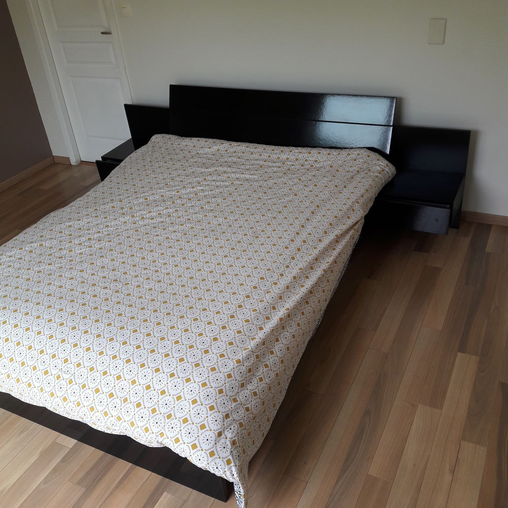 lit design noir en 140 * 190 avec chevets et sommier Meubles