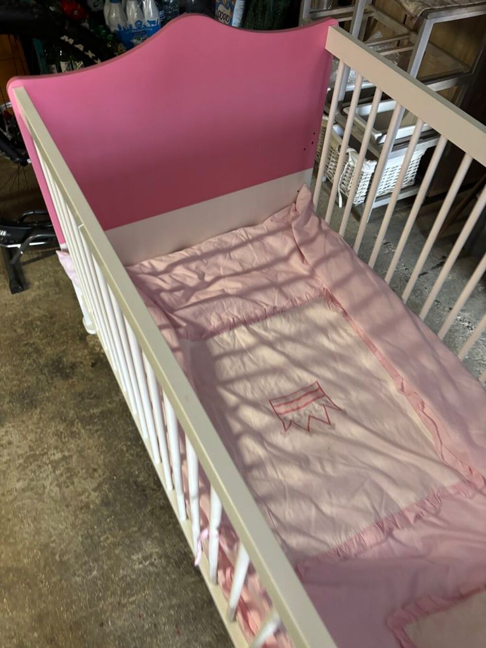 Lit de princesse rose et blanc fille avec voile superbe &eacute;tat Mobilier enfants